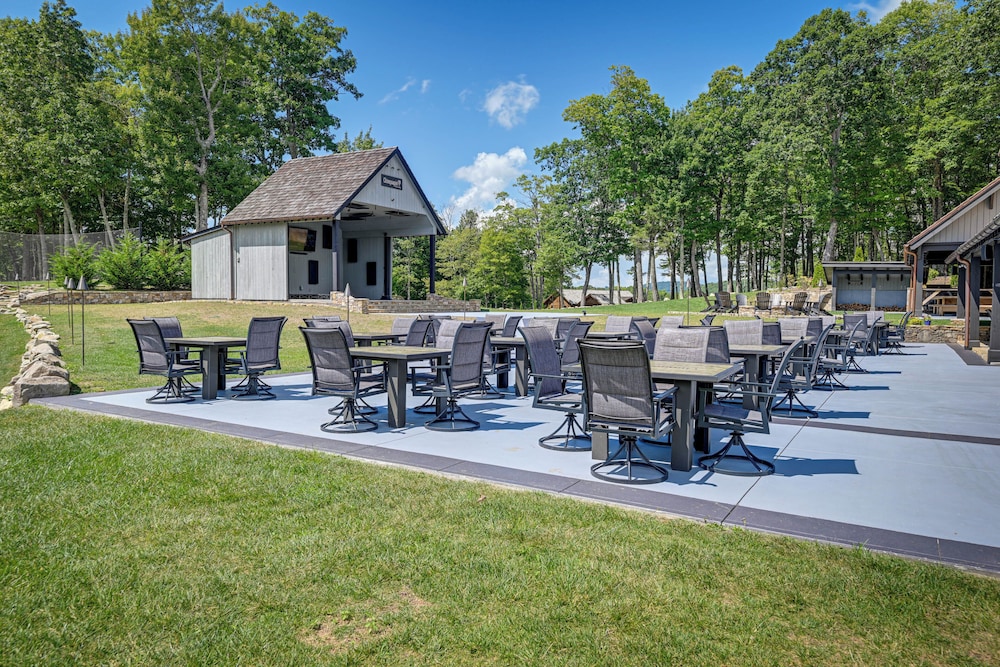 Chinquapin Escape: Resort Perks, By Lake Glenville