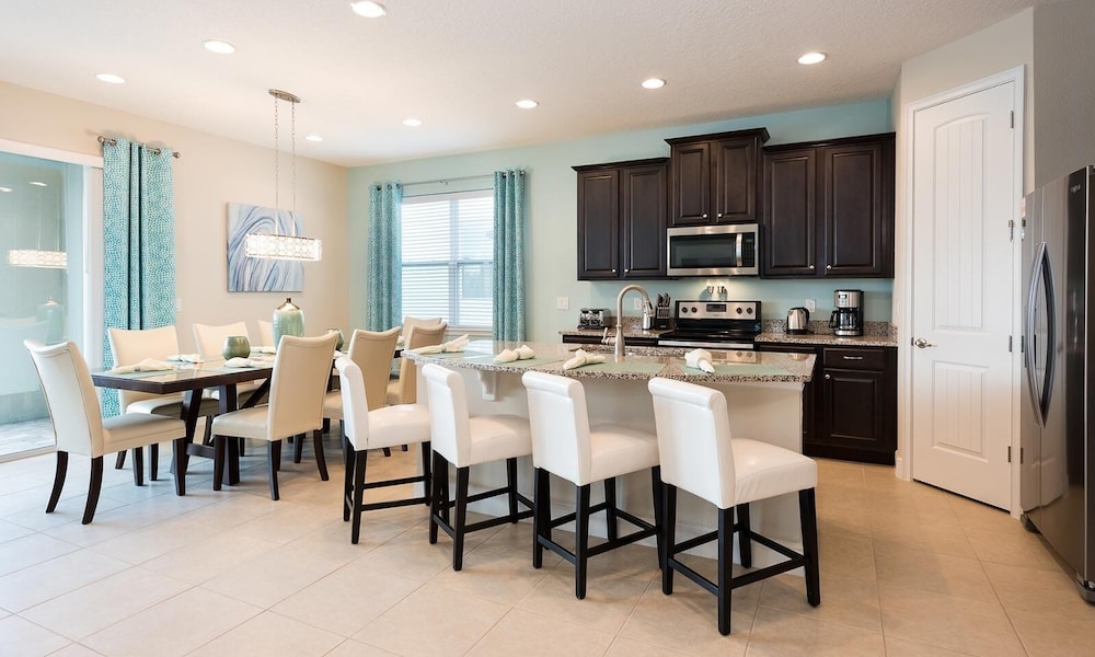 7412 MA - Stylish Home Near Parks