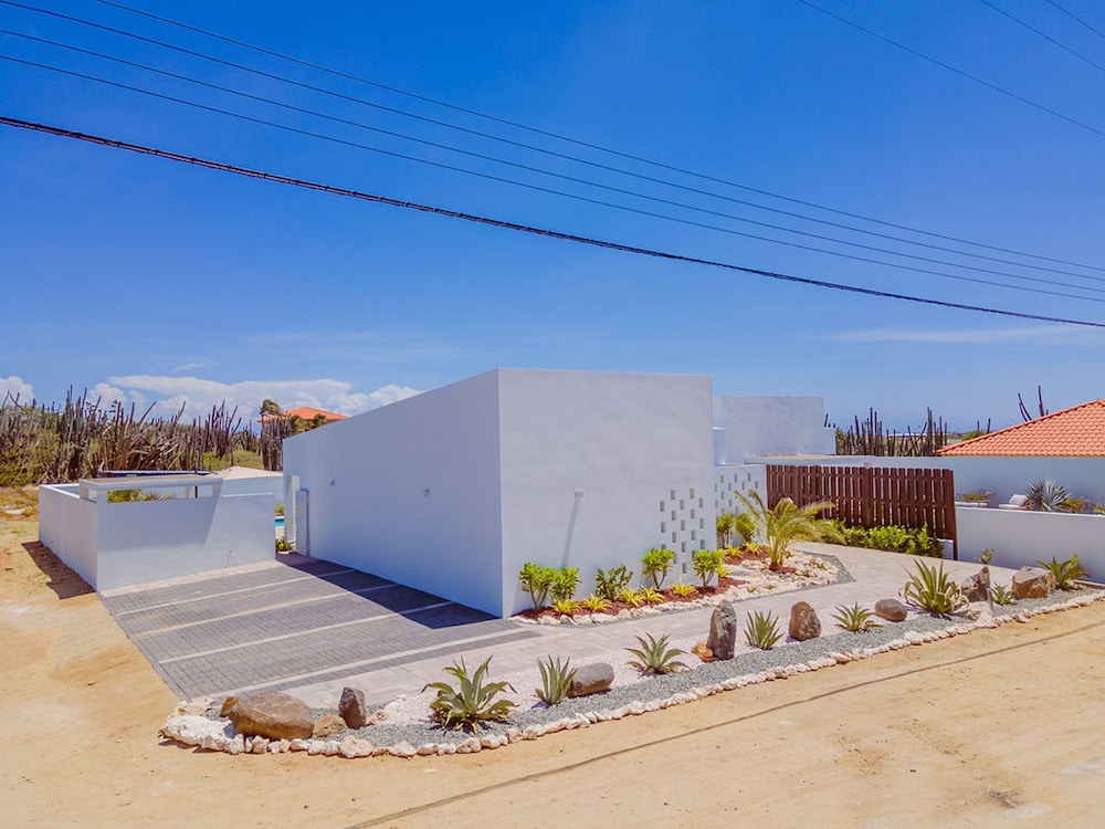 3BR 3BA Newly Built w Private Pool 5 min 2 Beach