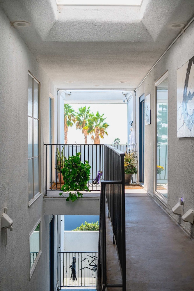 Chic Modern Stay w Patio Near LA Best Sights6