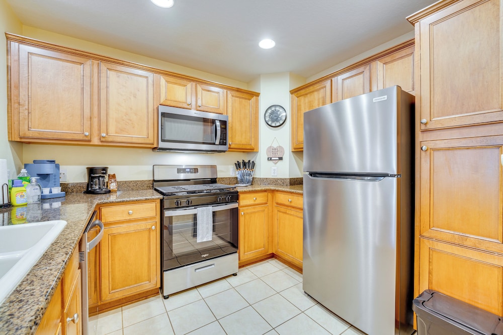 12 Mi to Wdw: Resort Condo w/ Community Hot Tub!