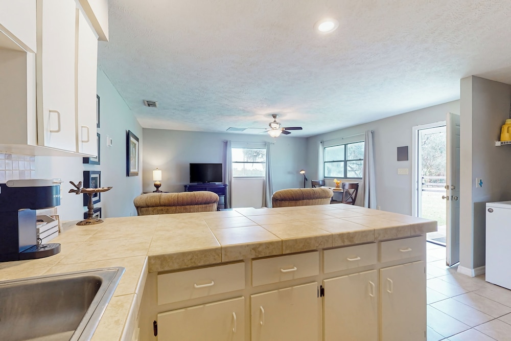 1 BR Guesthouse w/ Full Kitchen & Lake View