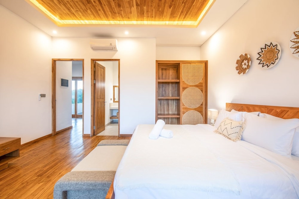 Breeze Opulent 6 BR in With Ocean View 5 Mins to Savaya