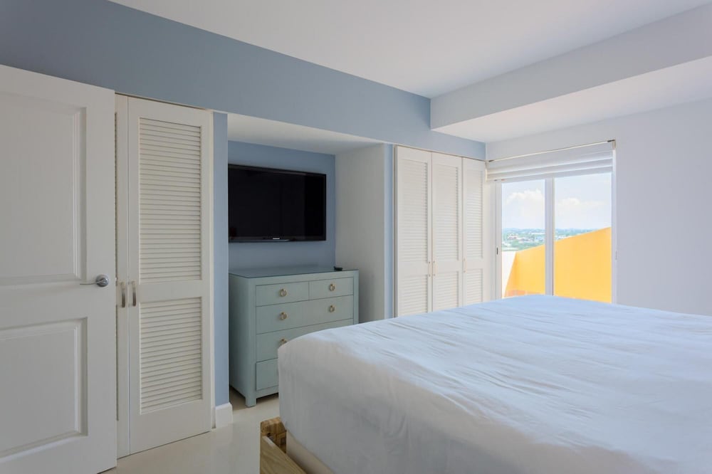 Oceanfront Penthouse 4BR w Roof Top Deck w Jacuzzi Eagle Beach