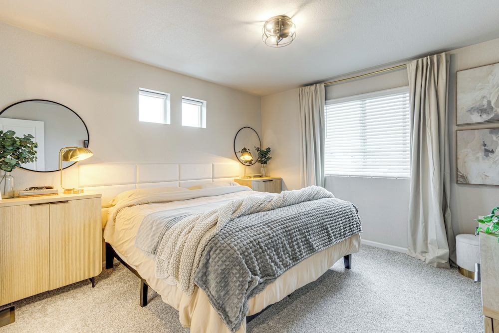 13 Mi to Dtwn Denver: Spacious Home w/ Balcony!