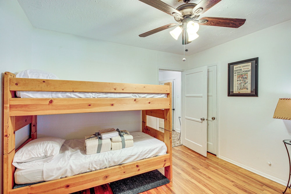 4 Mi to Mcgee Beach: Corpus Christi Home w/ Patio
