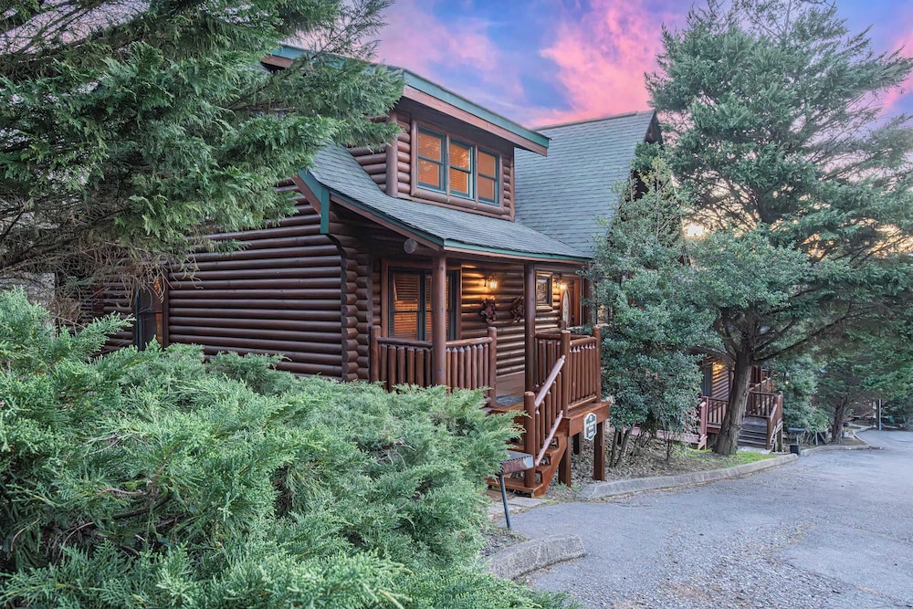 Bear Creek Way by Avantstay Hot Tub, Game Room, Air Hockey, Near Dollywood & Smoky Trails