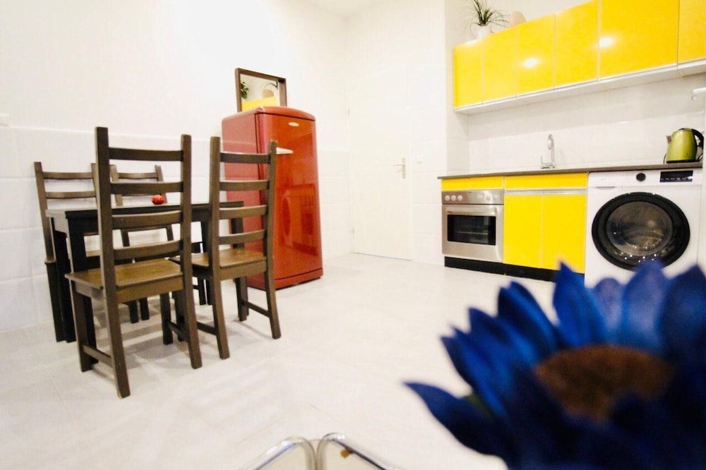 Cozy 2BR and Living Room Apt for 6