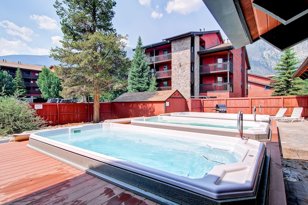 Mountainside Condominiums by CRMR