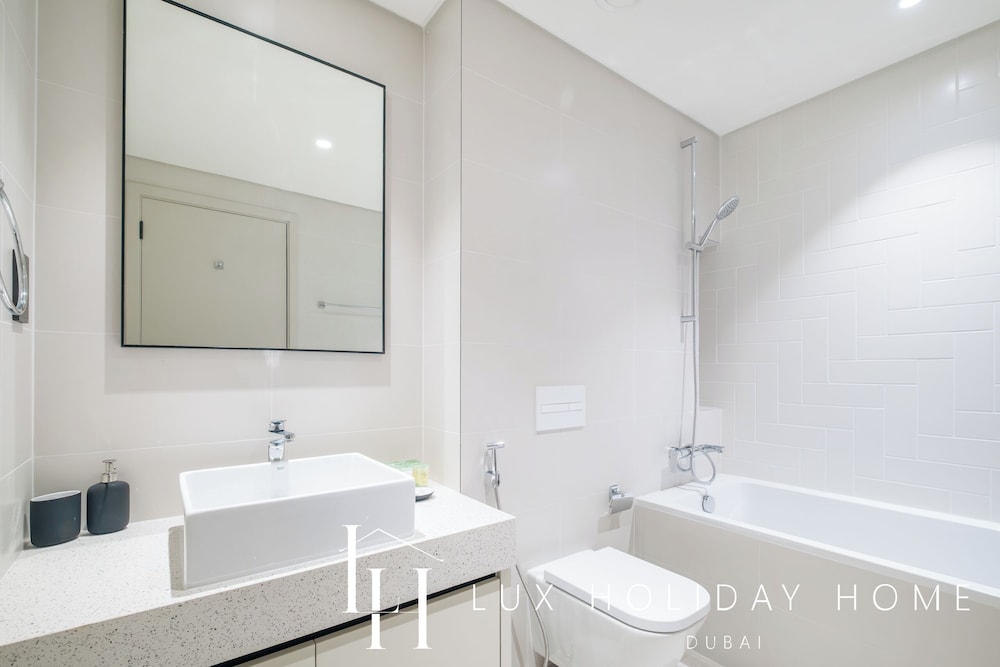 LUX The Marina Vista Beachfront Suite 5