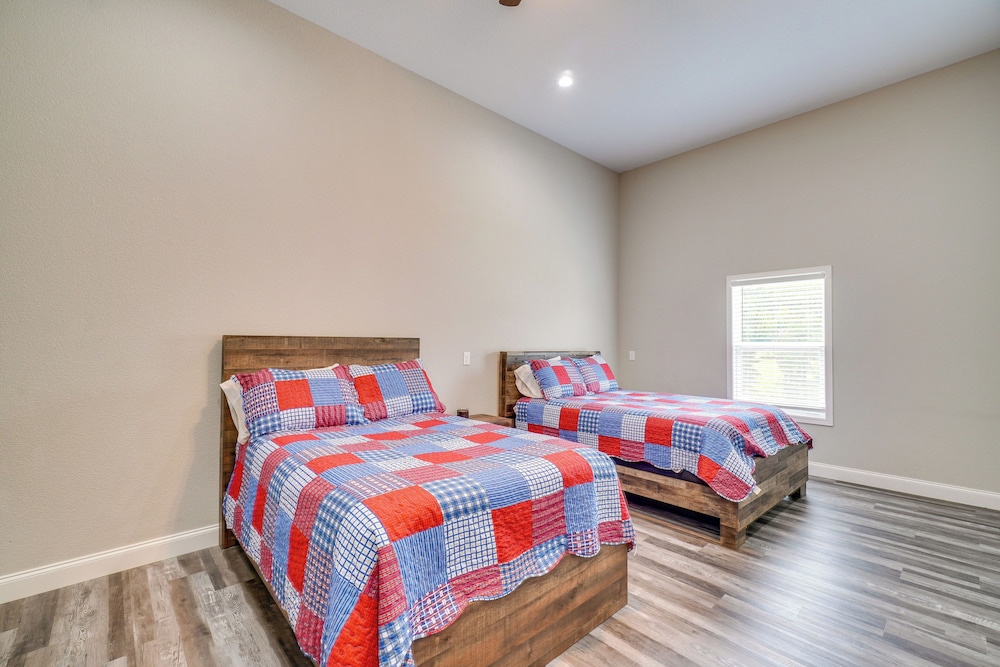1 Mi to Dtwn Crossville: Spacious Home w/ Patio!