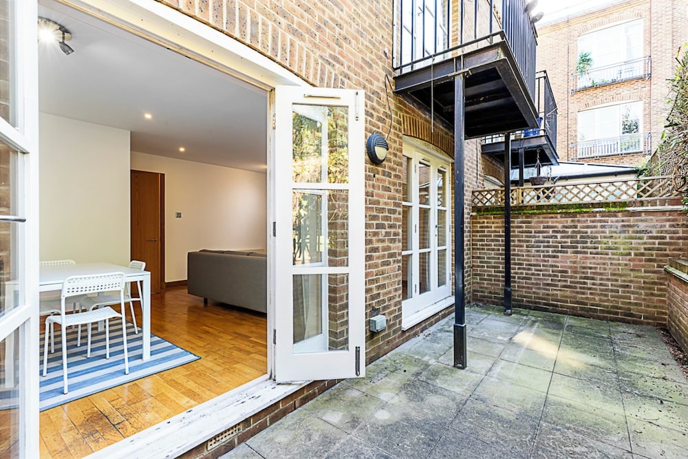 Sleek and Contemporary House in Battersea