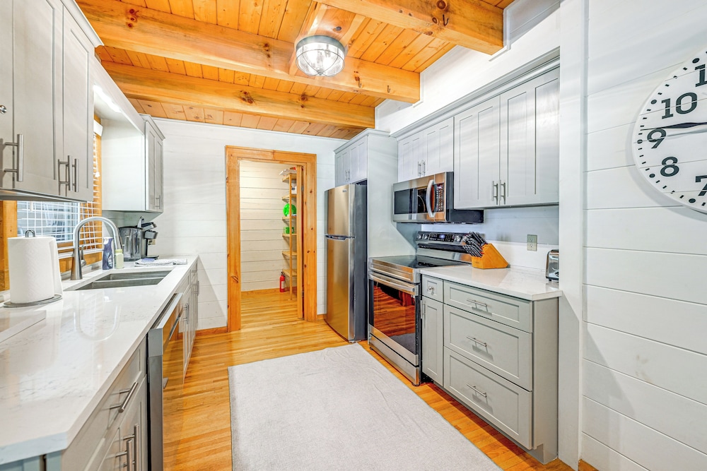 Cashiers Cottage w/ Screened Porch & Trail Access!