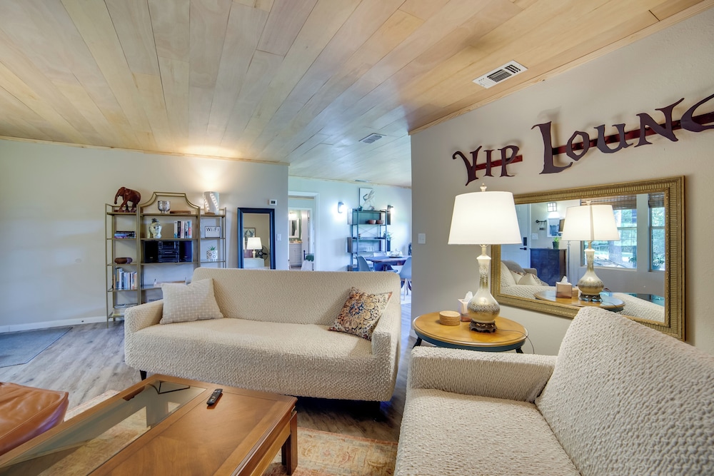 Secluded Getaway on ~10 Acres in The Piney Woods!