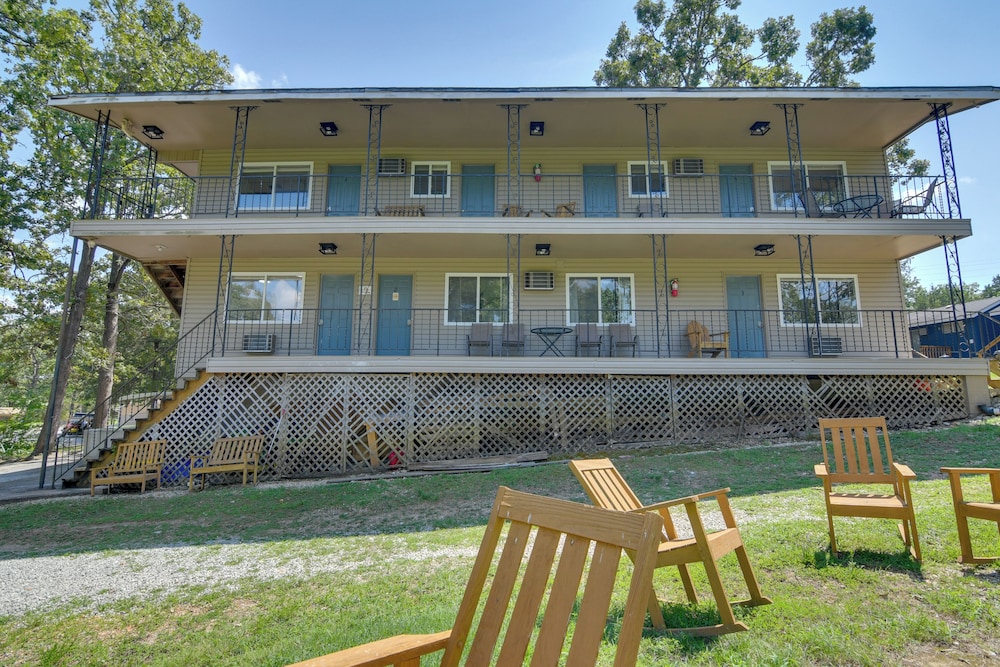 Charming Studio w/ Pool & Table Rock Lake Access!