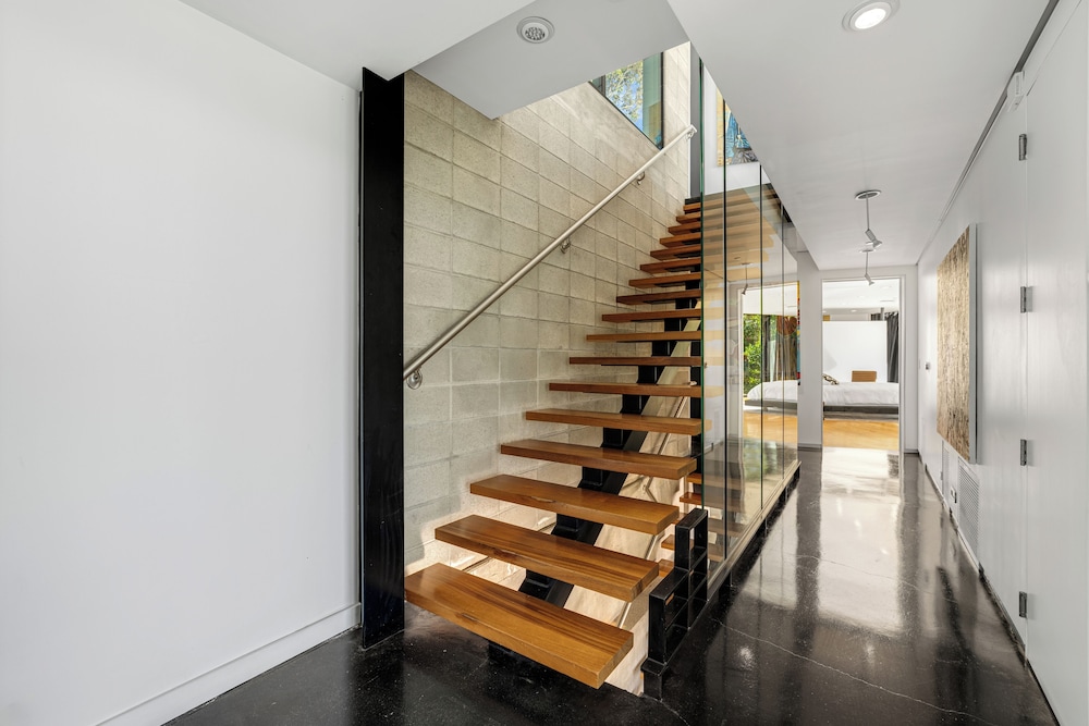 Glass Mansion - Chic Glass Villa in LA Hills With Views, Style & Serenity