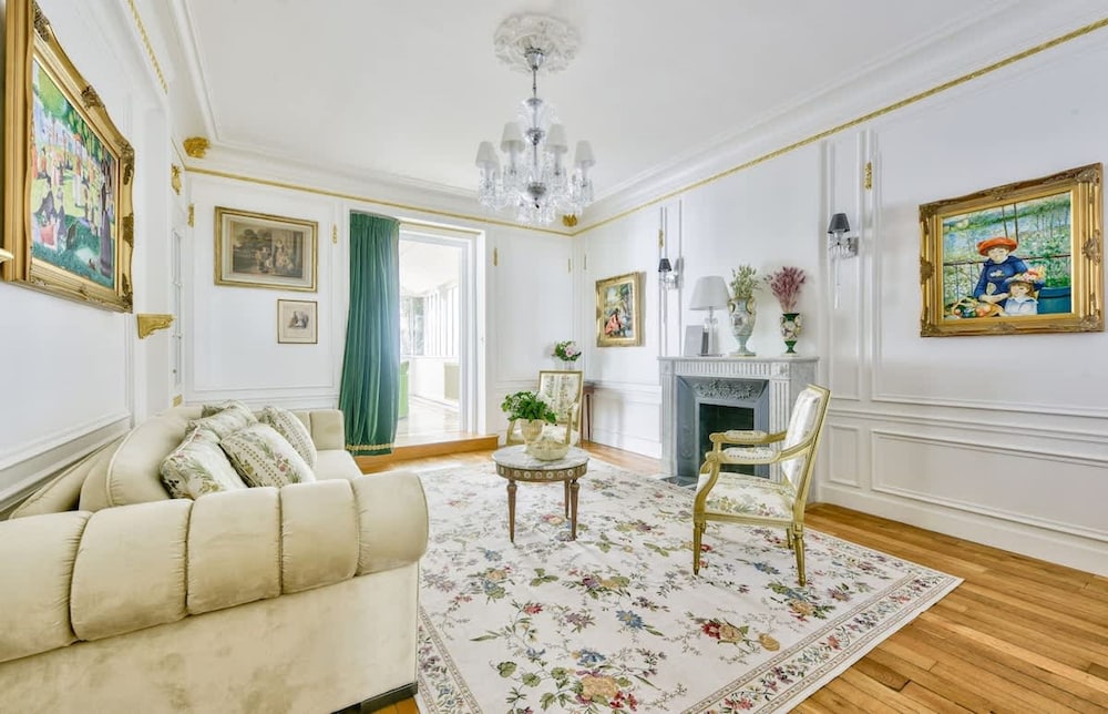 Noble Luxury Residence in the Heart of Paris
