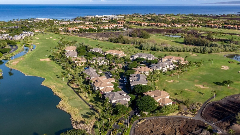 Top-floor Condo w/ Golf and Mountain Views - Pool, Gym, Wifi - Vrkcv