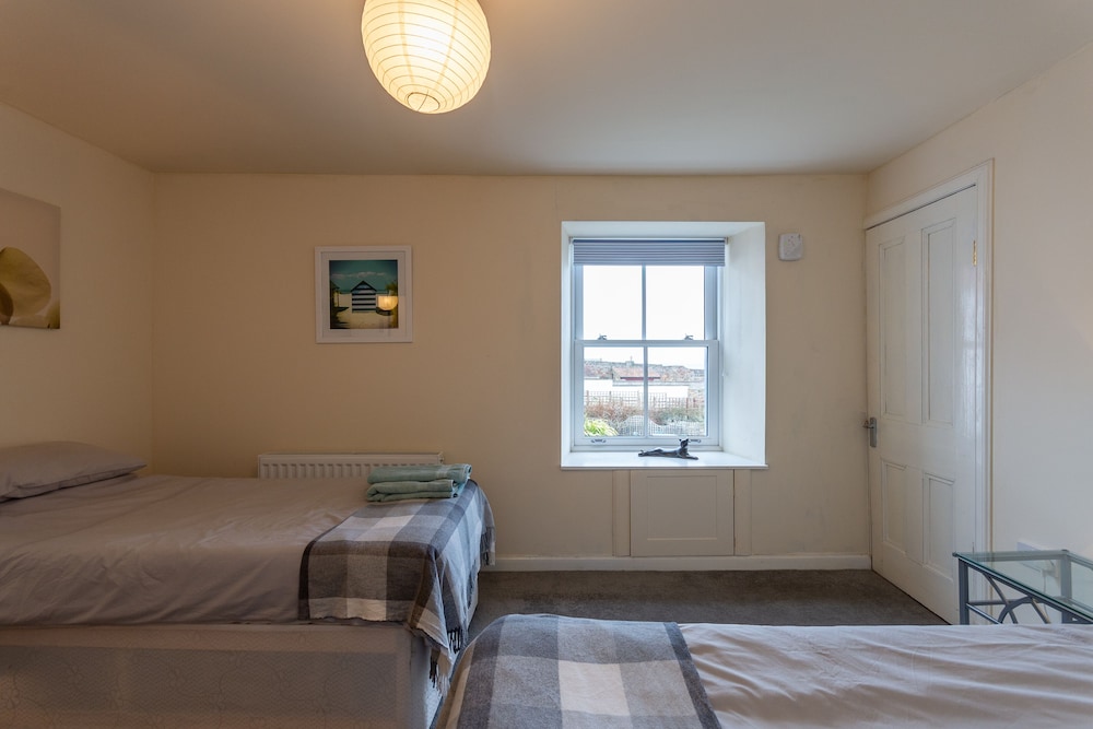 Cellardyke 3-bed Cottage, Sleeps 6 by Seafront view 4