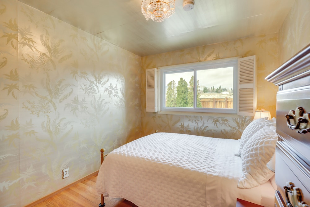 2 Living Areas + Library! Home 22 Mi to Mt Rose