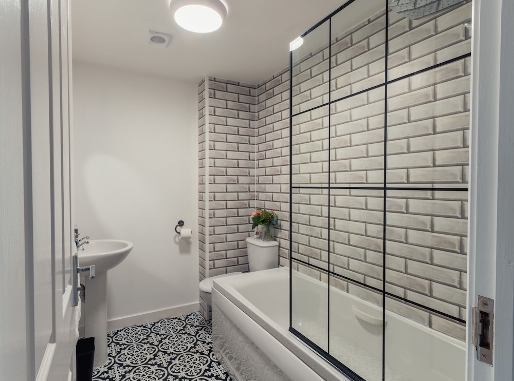 Stylish 3-bedroom House With Parking - Sleeps 6