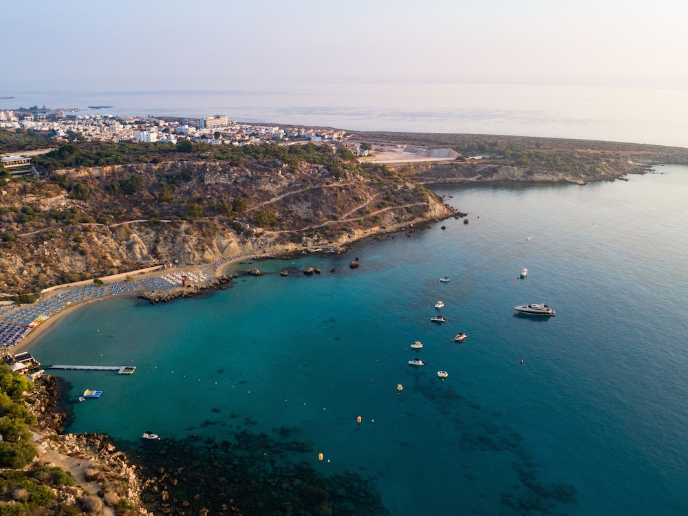 Sanders Konnos Bay Athina - Breathtaking 6-bedroom Villa On the Beach Front