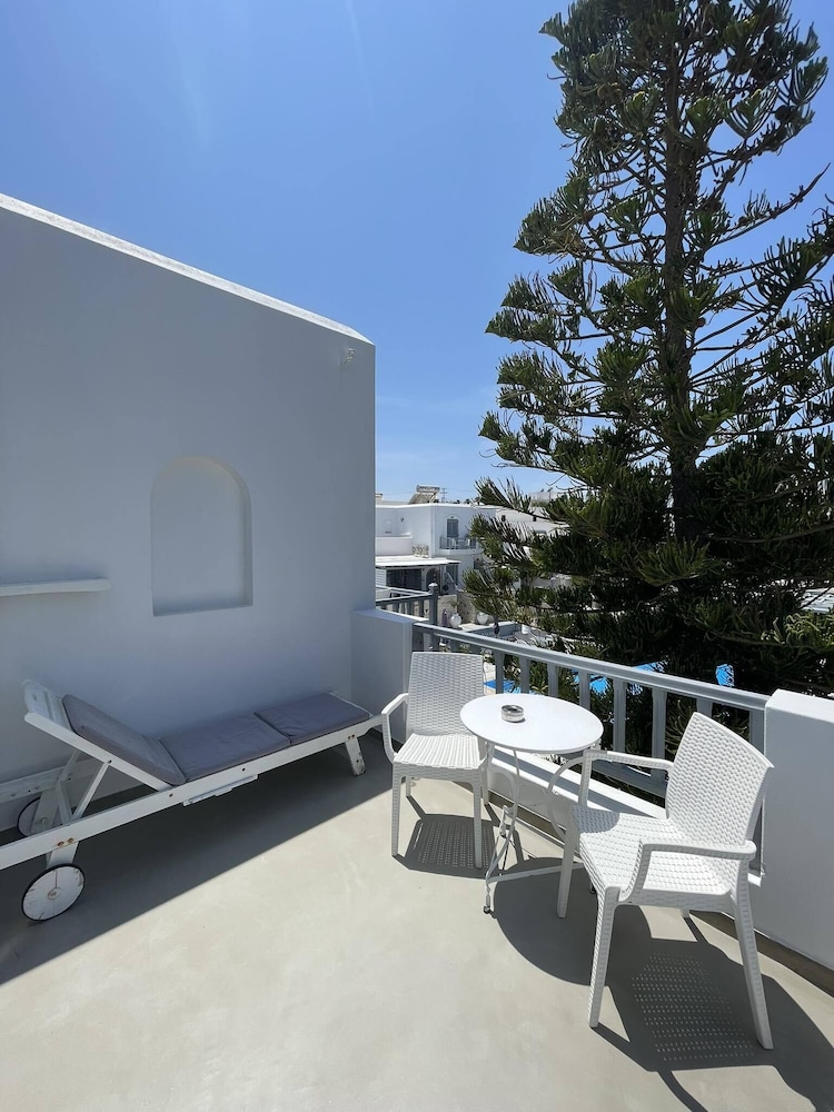 Zoumis Residence