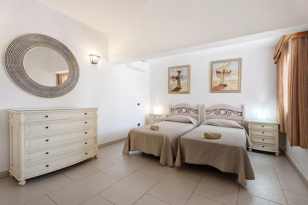 3 Bed Villa - Sleeps 6 - Pool - Hottub- Parking