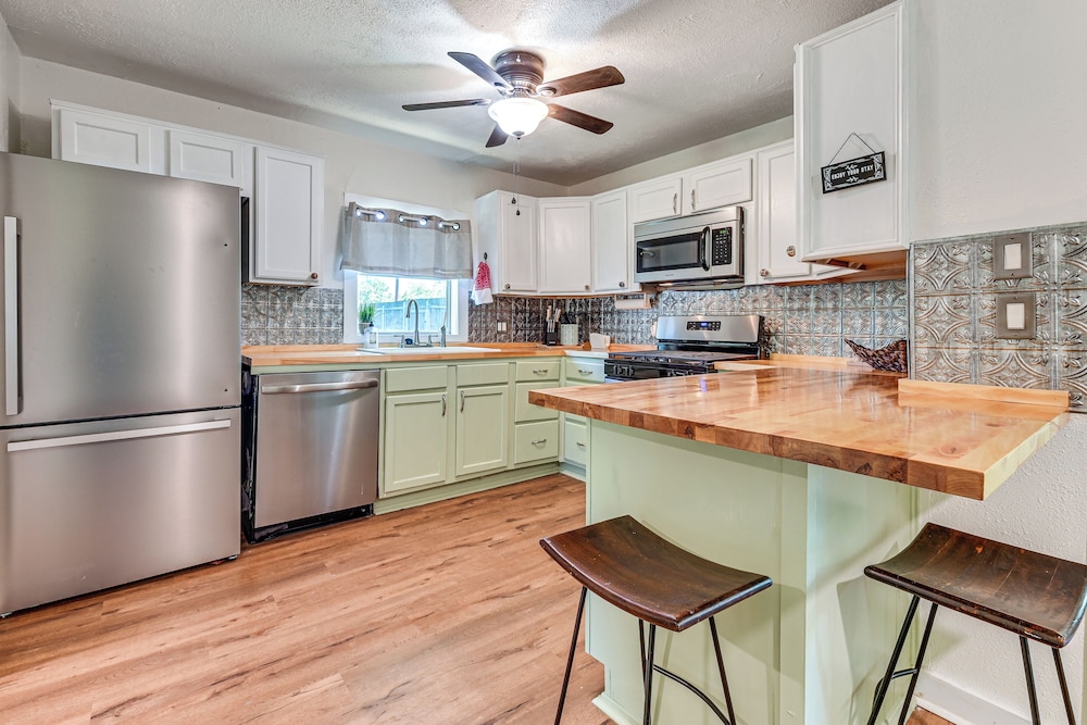 Pet-friendly Home w/ 1-acre Yard in Aubrey