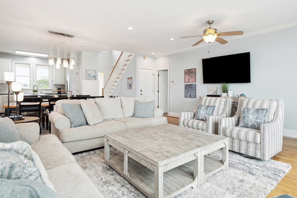 Oceanfront w/ Pool, Panoramic Deck Views, 5bdr Folly Ocean Breeze by Avantstay