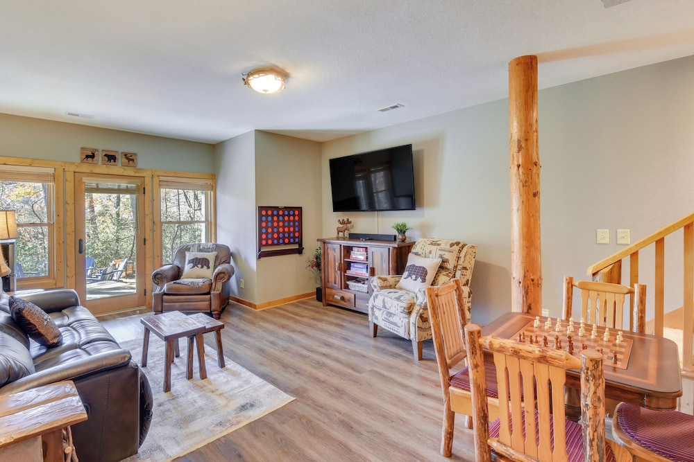Fish, Hike & Swim: Lake Burton Retreat w/ Hot Tub!