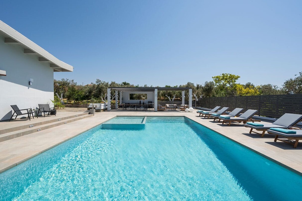 Azatis Luxury Villa view 3