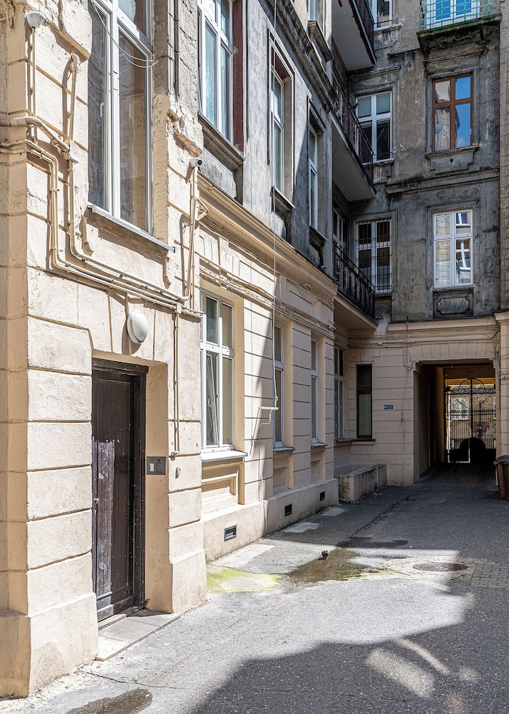 RentPlanet - Apartamenty Rewolucji 1905