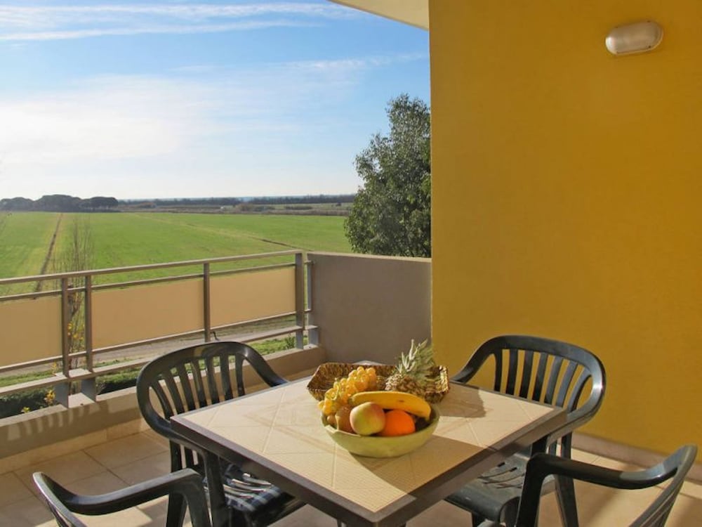 Residence with pool in Luni Mare