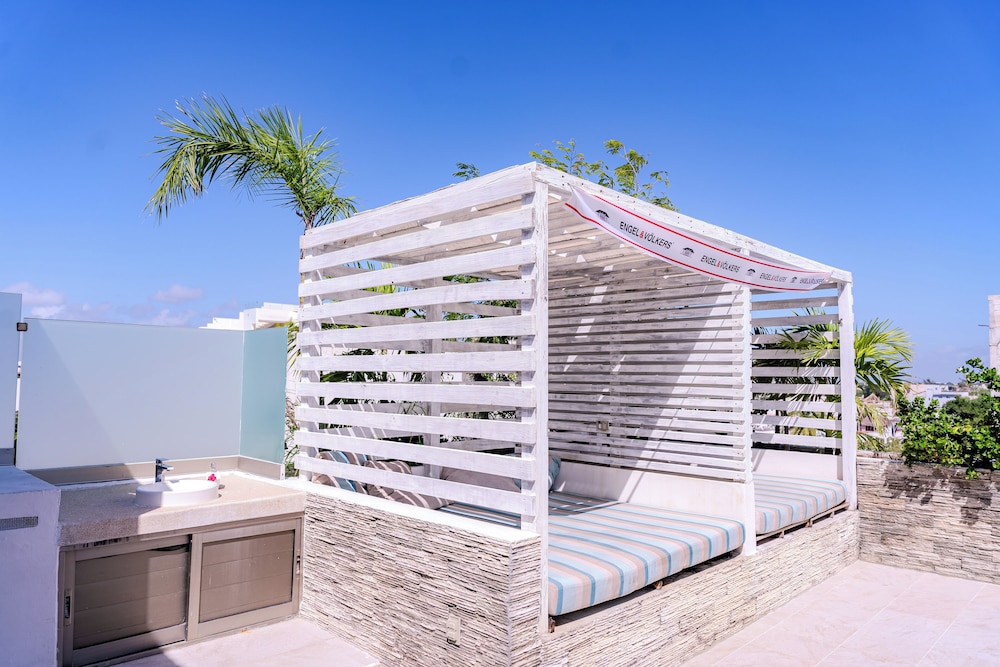 Newport House by Casago