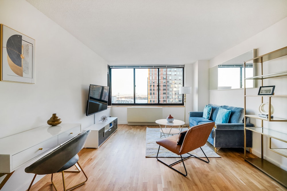 Luxury 2 Bed 2 Bath Unit in Prime Location of NYC