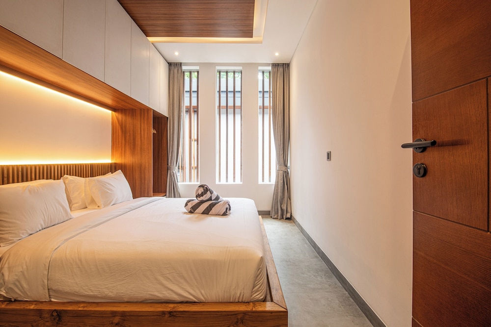 Elegant 5BR Canggu Villa 400m to Pristine Beach
