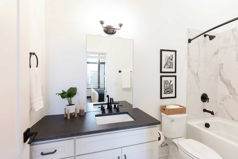 New Build Sleeps 12, 2 Condos in Scenic Bluffside, Minutes to Downtown