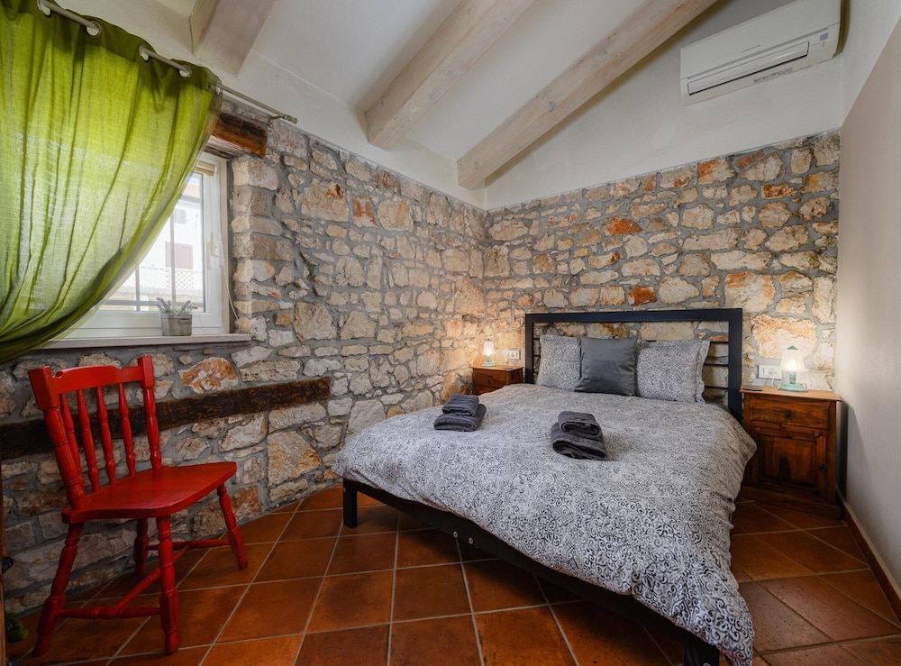 Warm Holiday Home With Terrace