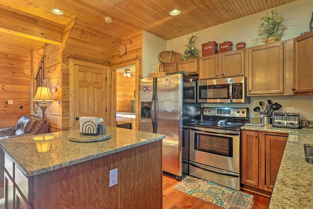 Decks & Panoramic Views: Rustic Sparta Cabin view 2