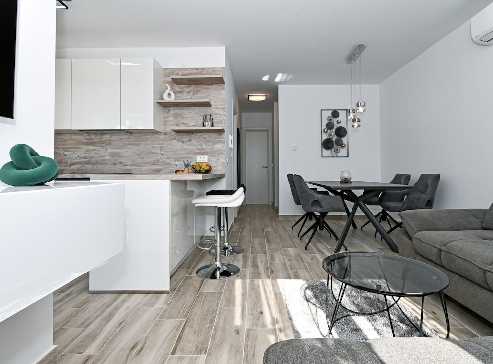 Stylish Kaštela Apartment With Modern Amenities and Free Parking