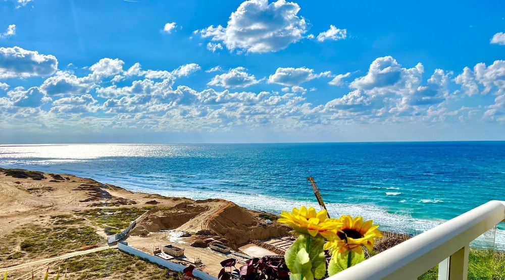 Luxurious Sea View 3BR Pool Spa and Gym