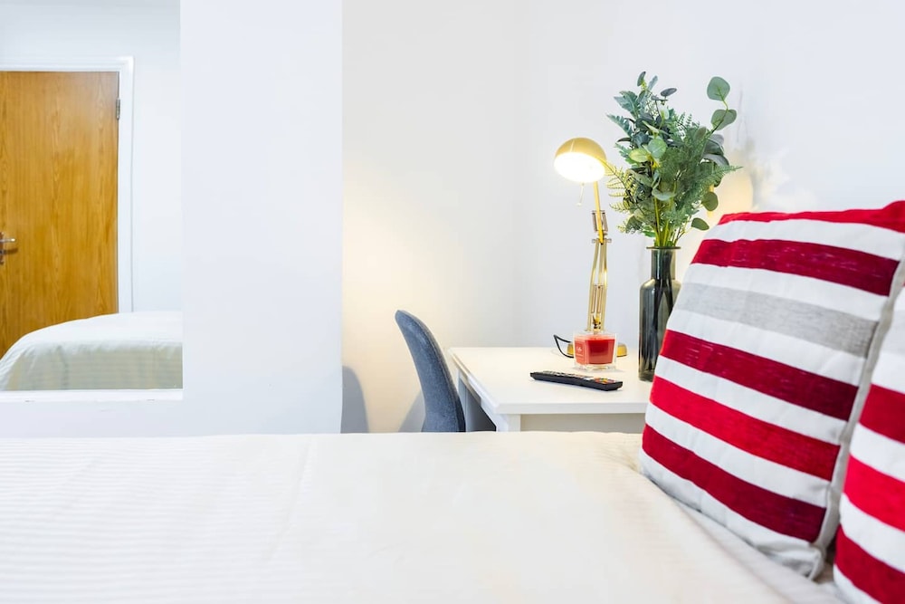 3 Bed 3 Bathroom Flat in Kensington B