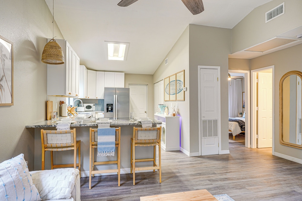 Dtwn Palm Harbor Condo: Walk to Water!