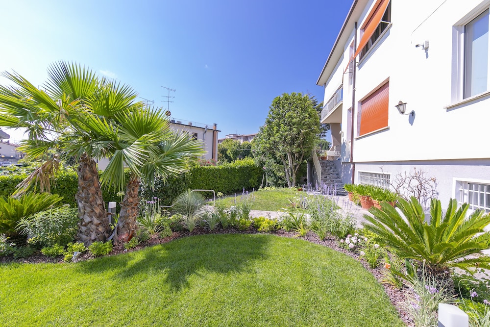 Maison Fleurie Apartments
