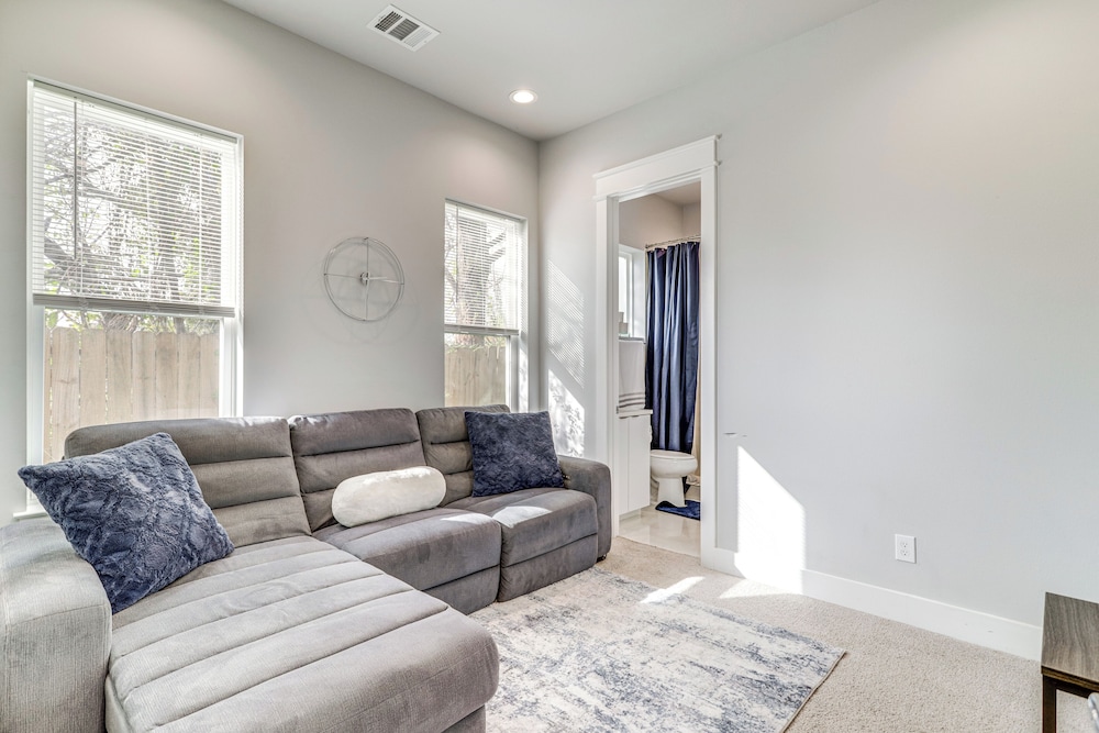 Close to Restaurants: Houston Haven w/ Balcony!