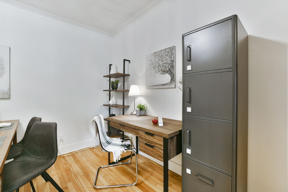 Lovely 1BR - 5mins from Laurier Metro