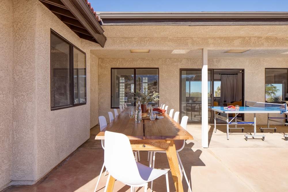 Lava Rocks by Avantstay Gorgeous Desert Haven w Pool Hot Tub Fire Pit Ping Pong