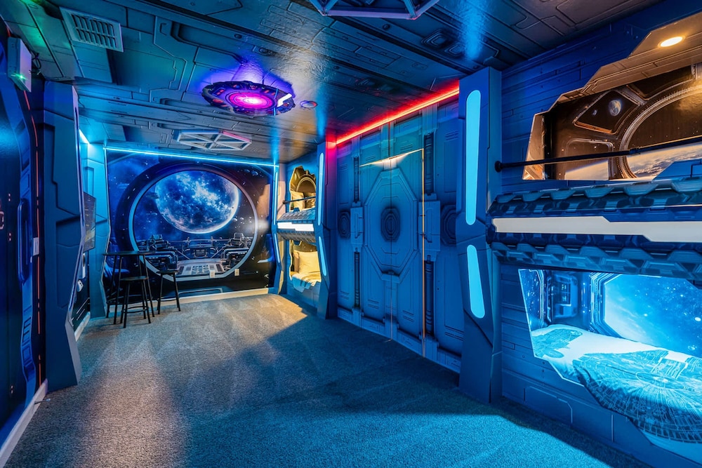 Upstay Movie-themed Mansion w Arcade Pool Hot Tub