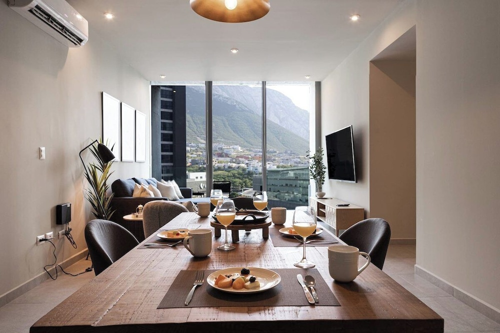 Modern Apts w Pool & Mountain View